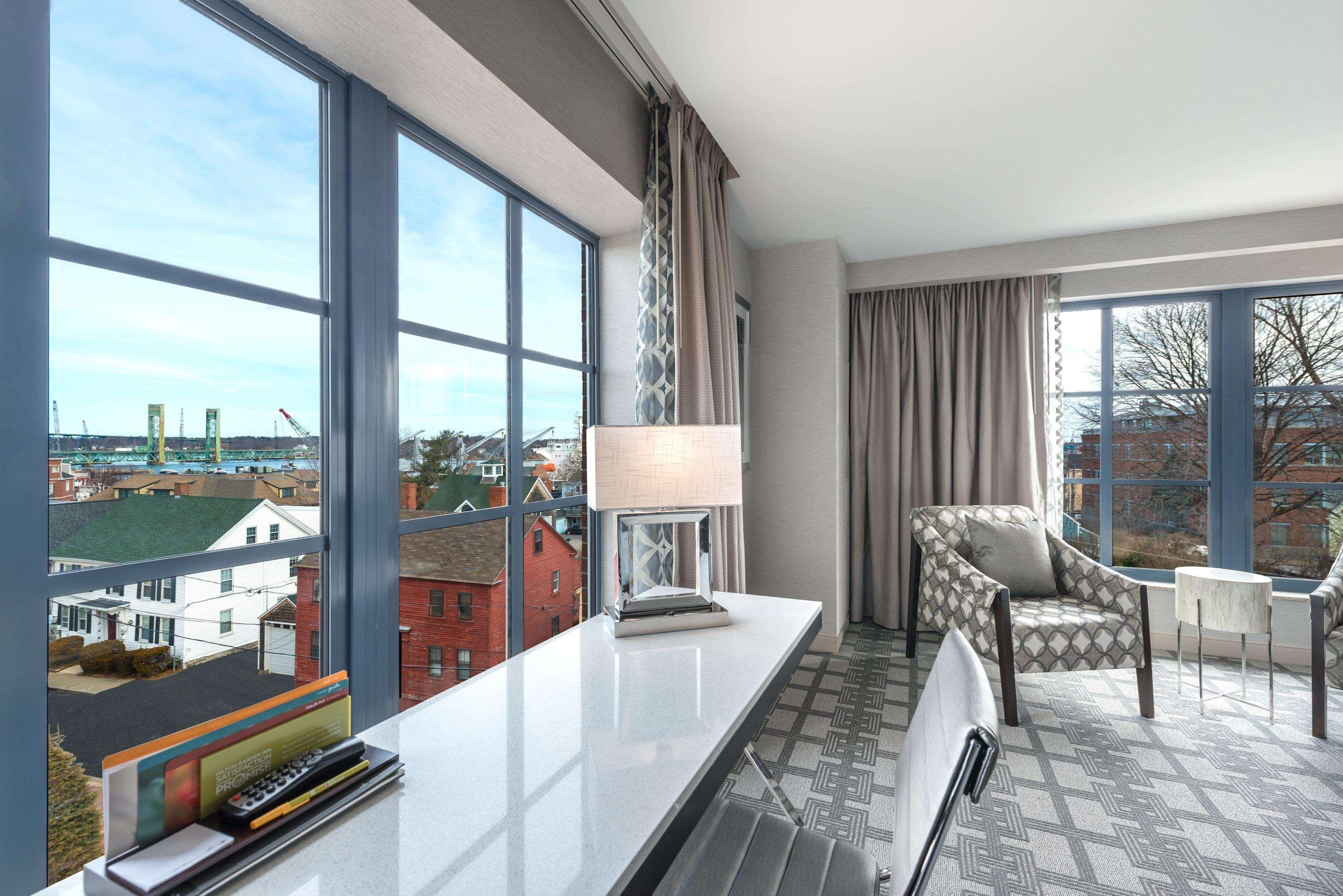 Hilton Garden Inn Portsmouth Downtown Exterior photo