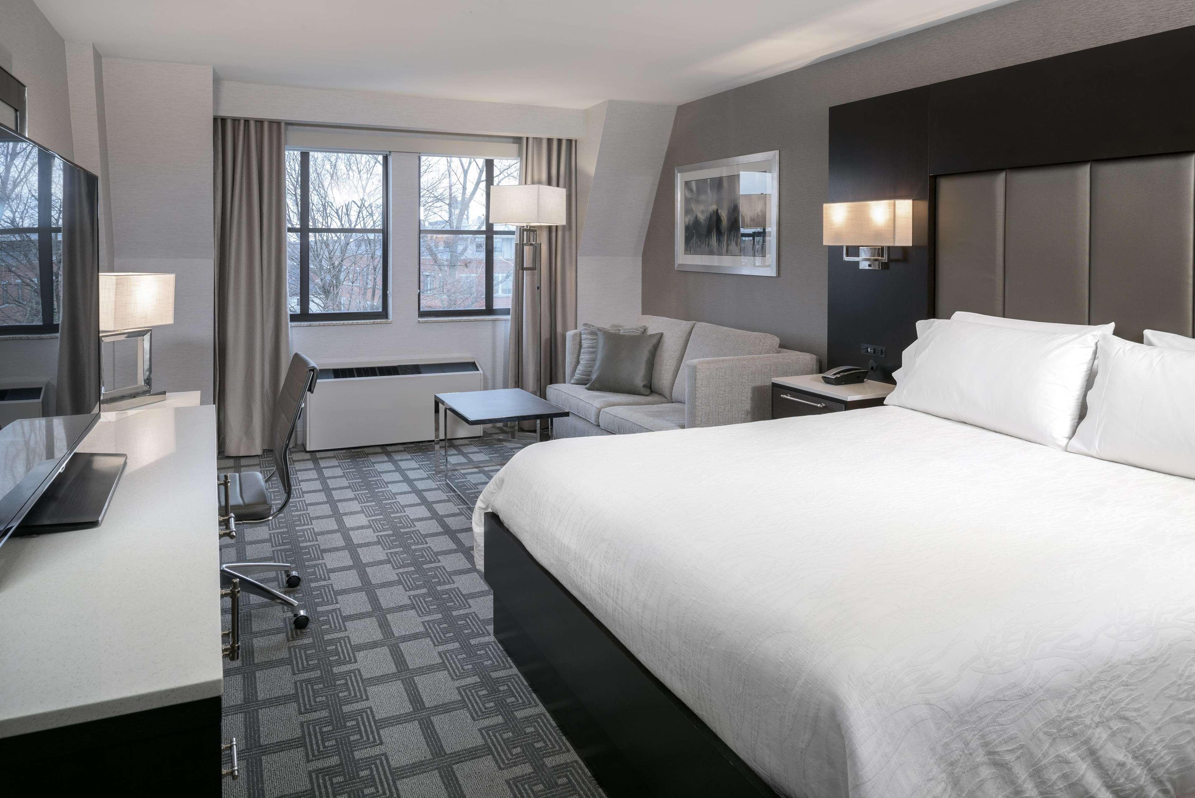 Hilton Garden Inn Portsmouth Downtown Exterior photo